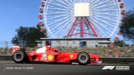 La Ferrari F1-2000 guidata da Schumacher sfreccia nella pista di Suzuka, caratterizzata dalla ruota panoramica.